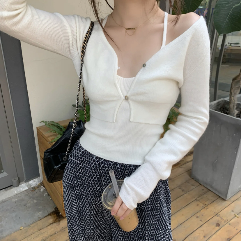 如果完全不想露脸拍照,那就可以放大穿搭的特写,或者是一些配饰细节