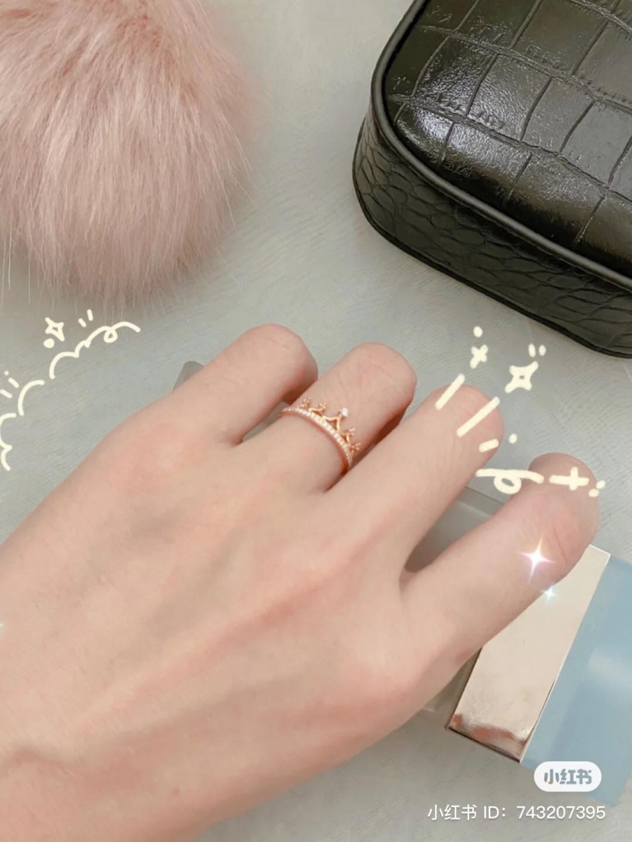 若你比较喜欢简约款式,大可以选择这种低调且不失美感的皇冠款式。