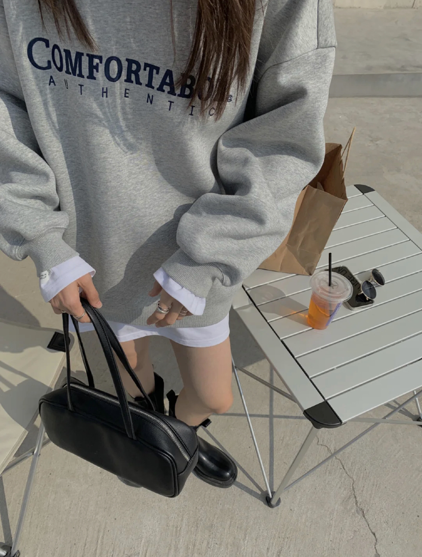 随性又带有慵懒感的的风格,特别适合做在出街闲逛时的穿搭。