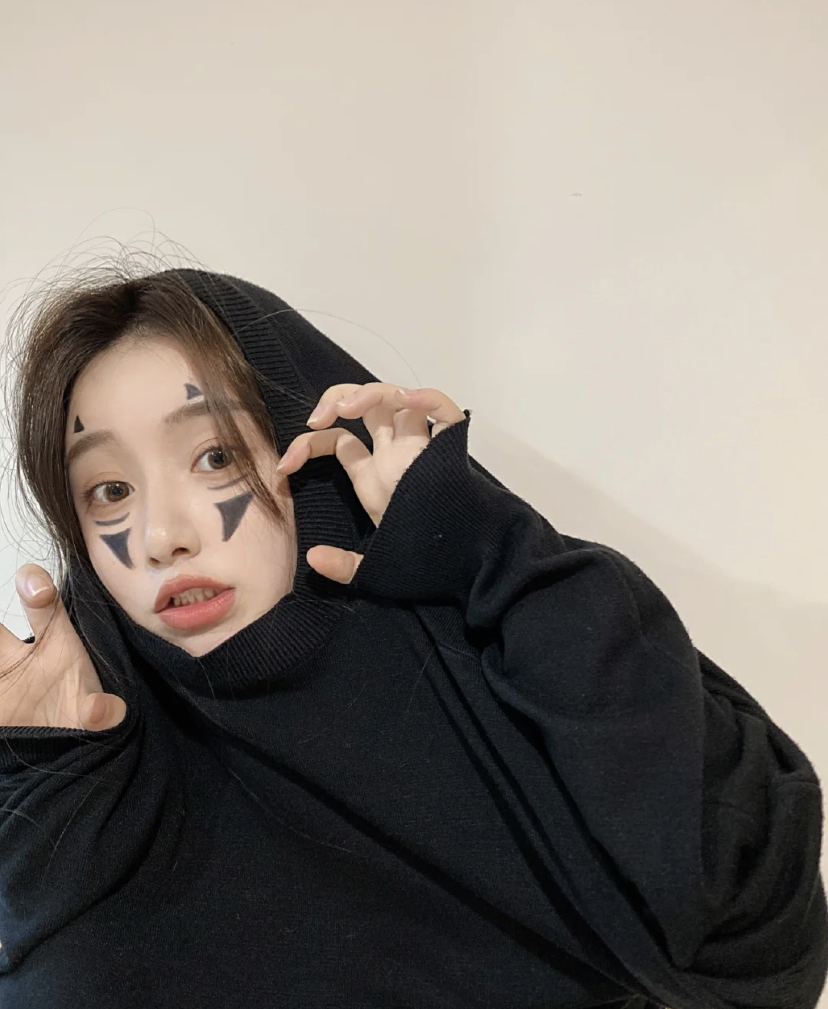 先在眉毛上画出两个小三角形,接着在眼下画两个湾湾的线,最后再画个大一些的倒三角形就完成啦~