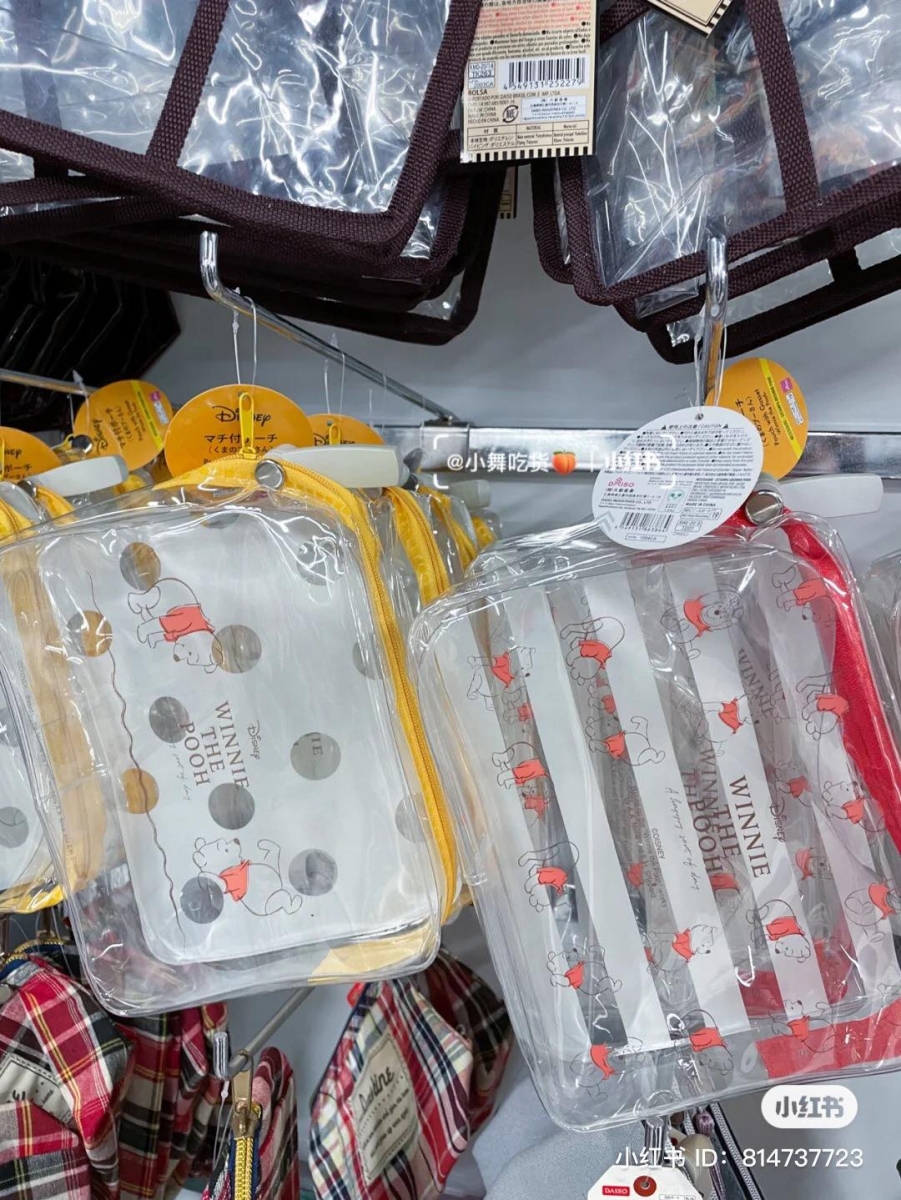 小编最爱去入手 DAISO 家的化妆收纳袋~即便宜又耐装!原本透明质朴的收纳袋披上鹅黄色「小熊维尼」以及粉嫩系「小猪佩杰」图案后,瞬间萌度破表~忍不住想要放在桌子上面欣赏。