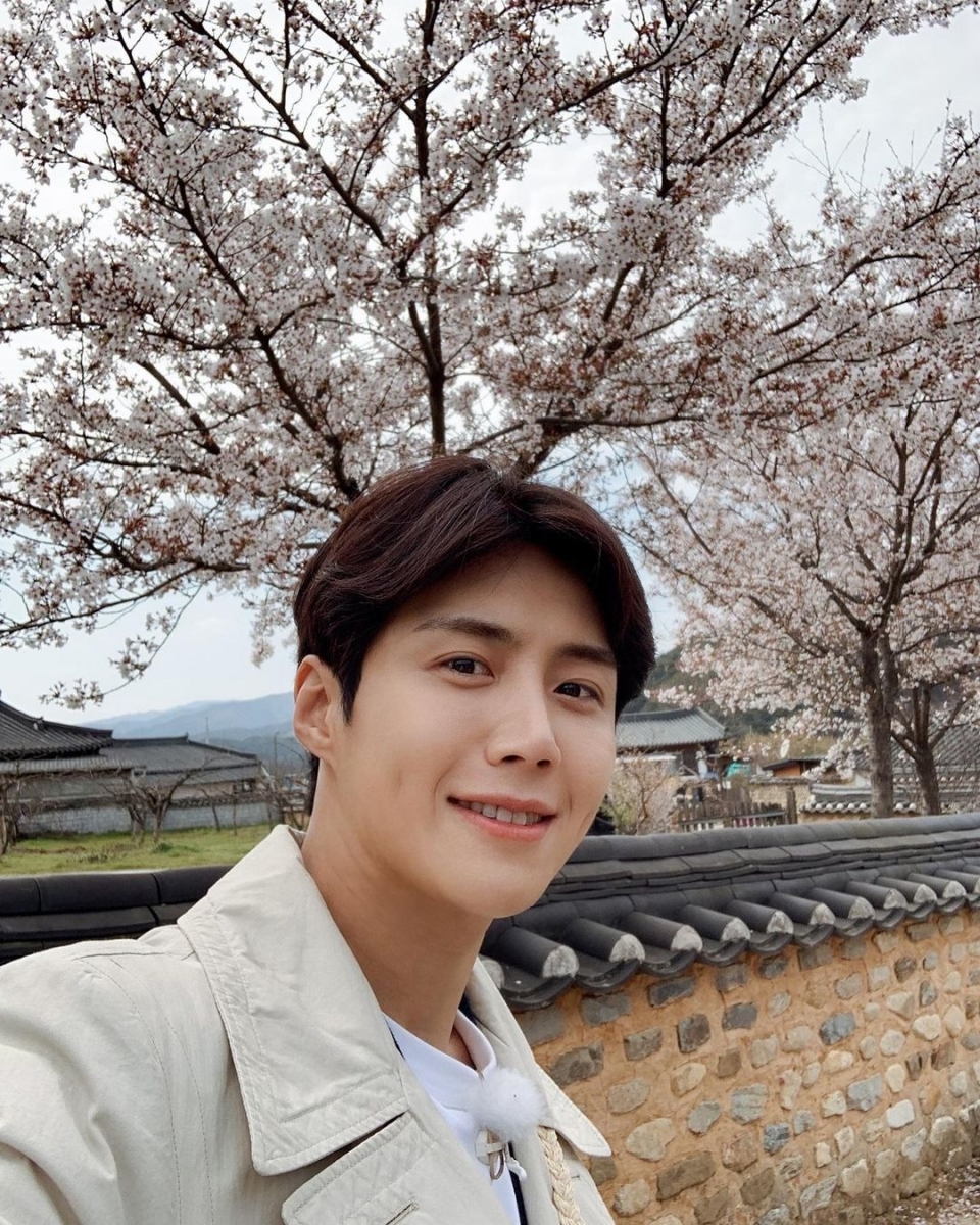 D社也在本次发布的长文中,指名道姓质问崔女:「崔英雅,我们知道你过程中所经历的痛苦,但这不是社会问题,是你们两个人之间的关系。相遇和离别有很多原因,但是最后却以一句“误会”来了事…你引发的问题,真的就没关系吗?这样的你真的幸福吗?」