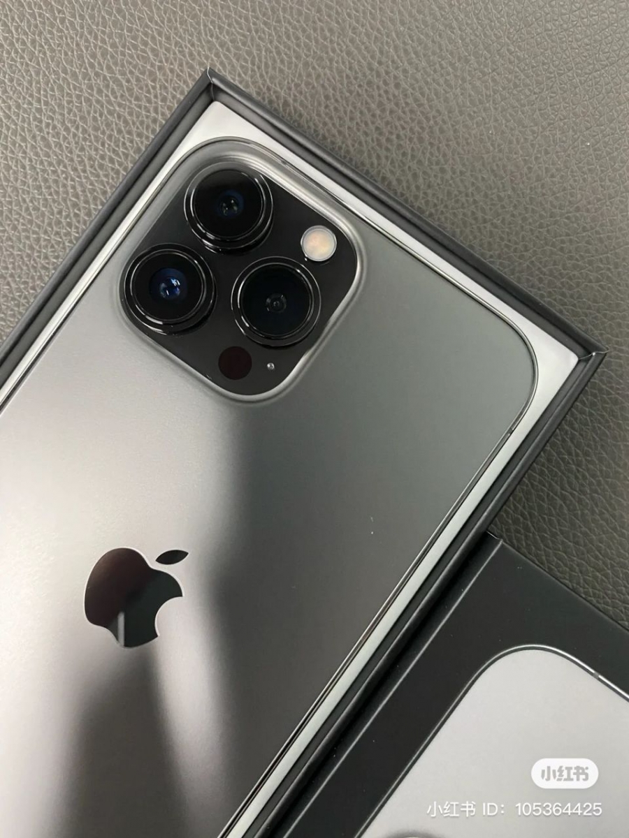 ,与以往的经典黑不一样,既霸气又百搭掀起一阵果粉的种草热潮。