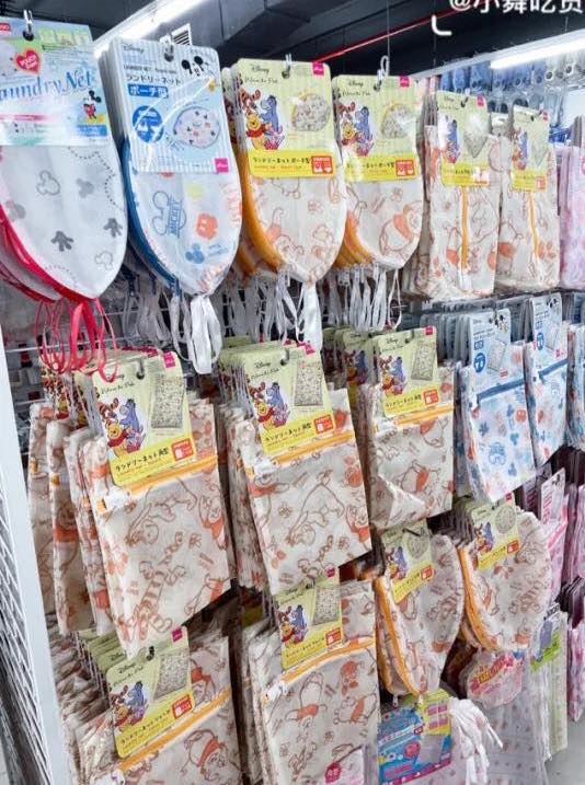 博主大推必买小熊维尼洗衣袋,以经典黄色设计加上橙黄色小熊维尼图案作为撞色元素,整个洗衣袋看起来就非常 INS 清新风