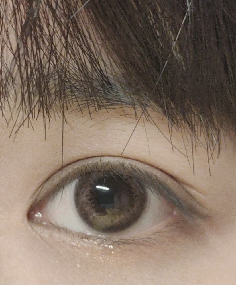 属于非常耐看又清纯的眼型,形状较为圆眼瞳和眼白的比例很恰当,眼睑的宽度也不会过长。