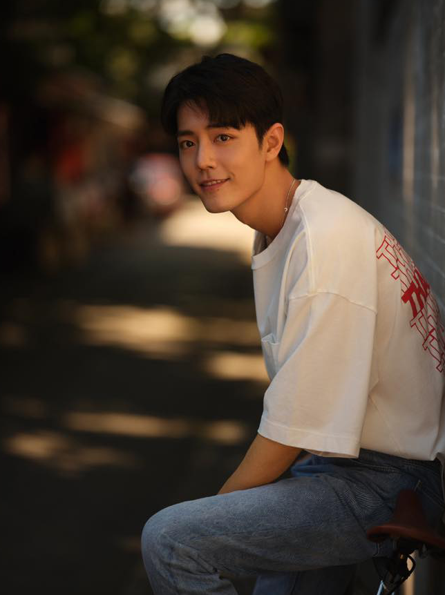 据悉肖战的父母原先想要为他取名「肖赞」，后来担心儿子学写字时「赞」字难写，因此改为「战」字。