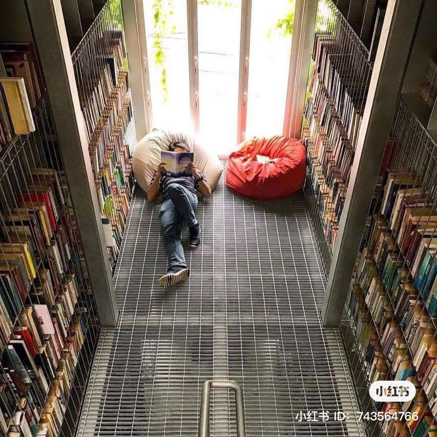 太阳从窗口照射进来的采光却意外得好,在这里随便拍都能轻松拍出 Instagrammable 网美照