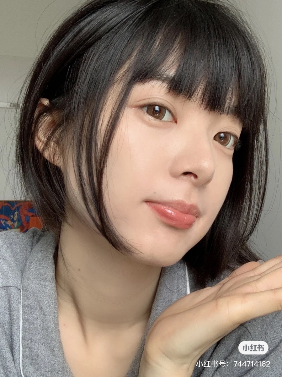 美白淡斑精华使用方法 美白淡斑精华液因其特殊功能性,许多有效成分是带有活性且怕光怕热的,所以建议使用时不要太用力在手心揉搓,以免手心温度过热破坏活性。