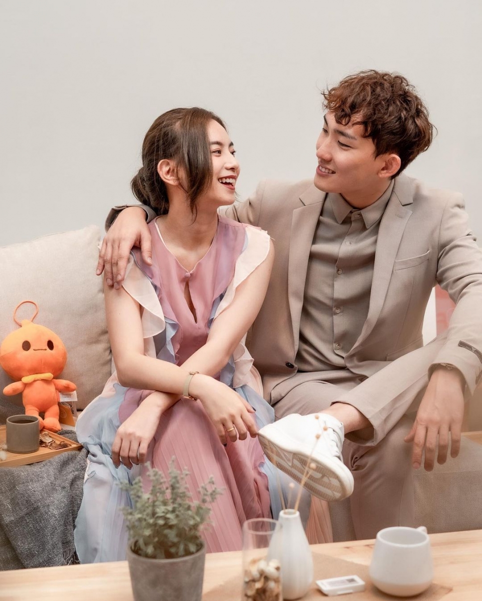 Mia在采访中和IG贴文中都曾透露过,Joe几乎每一年各种节日都会精心策划惊喜,特别是为她庆祝生日的时候:「他会常常想给我惊喜,维持我们这段关系的爱情新鲜感」。