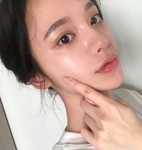 精华液正确用量:一般市面上的精华液,如果是「滴管型」设计,日常护肤建议的用量是至少一管半;而「按压泵头」设计的精华液,则建议每次用量为最少两泵。