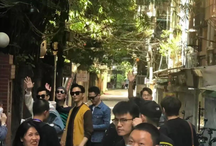 畅快朵颐各类美食之余,还会进行现场露天KTV环节即兴演唱经典名曲;此外节目组也透露,会邀请大湾区嫂子们和哥哥们的老朋友前来做客,十足TALK SHOW+亲友爆料现场(笑)