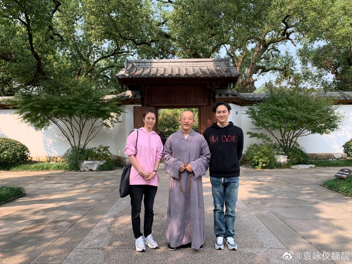 尽管袁咏仪和张智霖达成共识，袁咏仪果断戒烟、积极备孕但尝试了很多年自然怀孕都没有成功。随着年龄的增长，试了很多方法都怀孕无果，他们甚至在普陀山虔诚求子