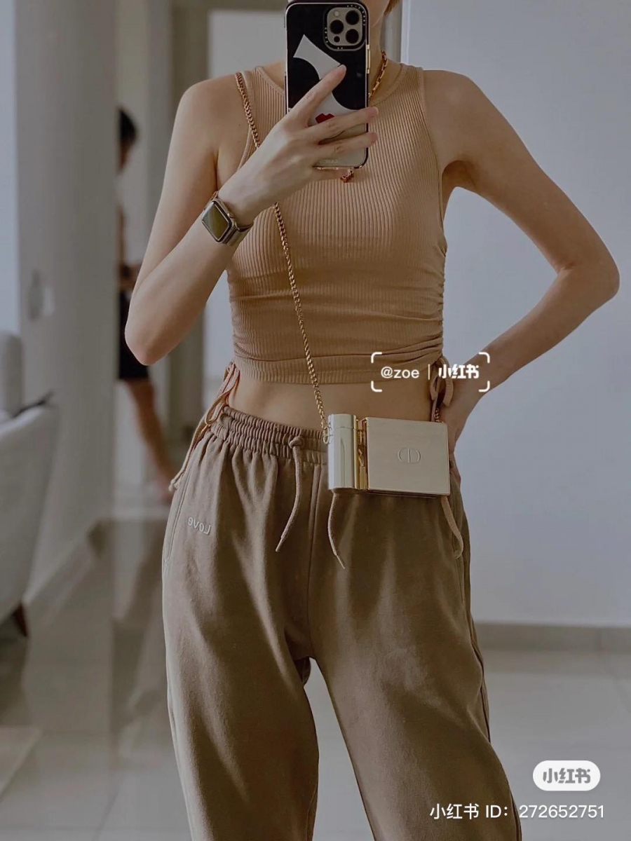 搭配长链带秒变出街精致包~背在身上宛如艺术品一样为 OOTD 加分。