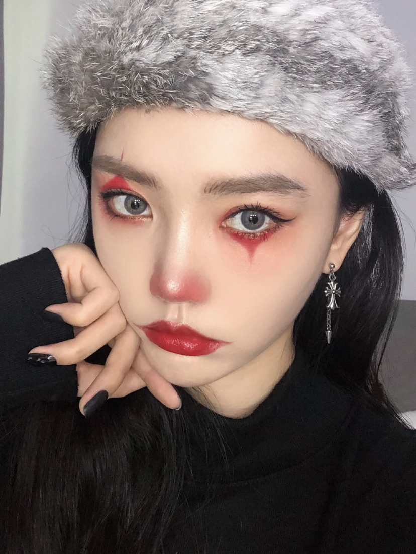 简单易学的小丑妆容,全妆必备一个正红色的口红!