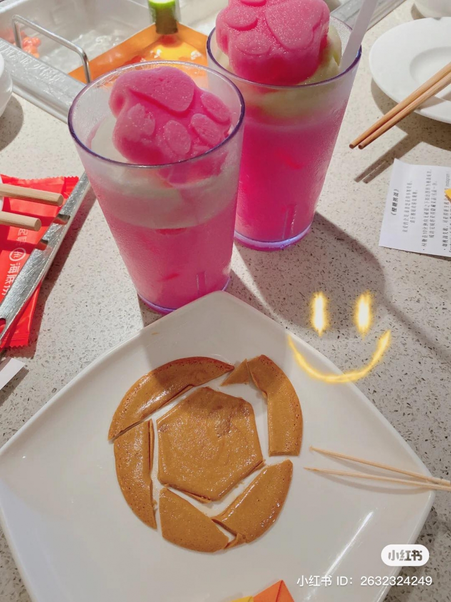 海底捞也重磅推出小熊、玫瑰和狗爪子造型饮料!粉嫩嫩的特饮加上各种可爱形状的冰雕造型,瞬间给整被饮料增加梦幻感,随便拍都是少女心爆棚