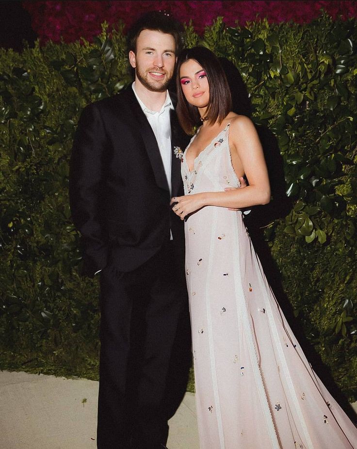 最近,更是惊爆和小 11 岁的 Selena Gomez 传出恋情~虽然至今为止,双方都没有当面做出回应,但他们恋爱的蛛丝马迹貌似已经确认了情侣关系?