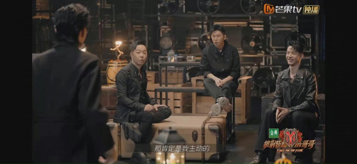 欧阳靖MC Jin对队长李承铉灵魂发问:「你记不记得你跟你太太第一次的KISS,是你主动的,还是她主动的?」一旁的Paul黄贯中、刘迦、张云龙等人都忍不住流露出“准备吃瓜”的表情~