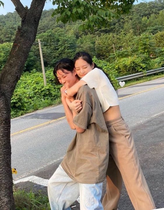 而在《鱿鱼游戏》拍摄时 Jennie 也大方送上咖啡车去片场为好友郑浩妍应援!简直就是神仙友谊,超暖心 ~