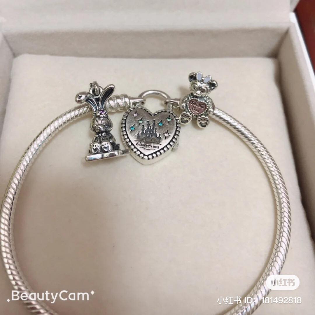 大家看到这里是不是心痒痒想要剁手了呢？只可惜达菲家族 X 潘多拉限定款只有在上海和香港迪士尼出售。喜欢的女孩不妨可以托代购来入手哟！❤️