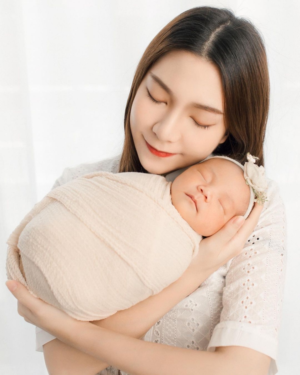 适逢Baby Hannah满月,Kid inn和Yvonne稍早前正式公开了小公主的正面写真照以及中文名字。