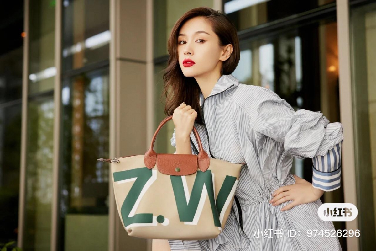 Longchamp 自从在 2020 年推出订制服务后，我们常常都会在街上或社交媒体看到不同潮人或明星都拎着代表着个人特色的 Longchamp 饺子包，非常时髦帅气超有范儿