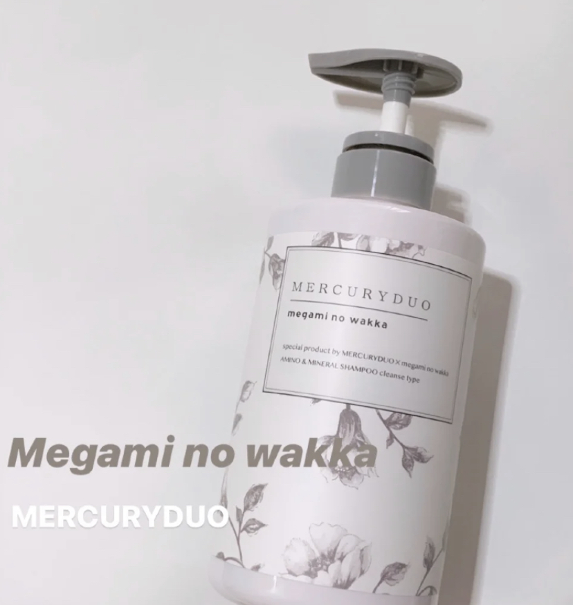 日本人气植物氨基酸洗发水，属于水润的透明质地加水后会有绵密的泡沫，拯救头皮出油和发质干燥的问题。