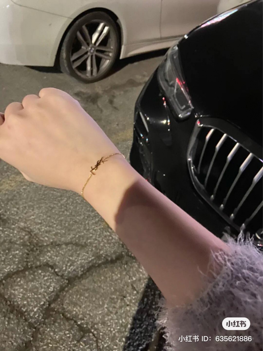 既低调又不失分量感,重点是戴起来格外显气质婉约魅力,不管是工作日常还是出席隆重的晚宴佩戴都是百搭高级首饰。