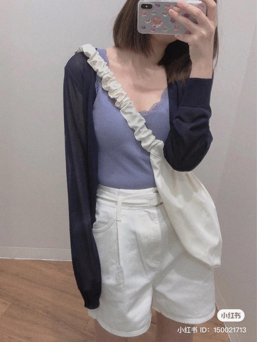 若觉得单单背心设计很枯燥乏味,大可以入手 UNIQLO 蕾丝背心内搭衣物。颜色选择繁多,面料也非常舒服亲肤,蕾丝边的细节完全不扎肤,反而能体现你的女人味~性感又百搭绝对欠买!