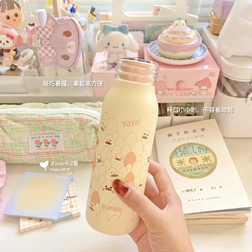 属于简约好看的杯型,杯盖还可以感温轻触即可显示温度