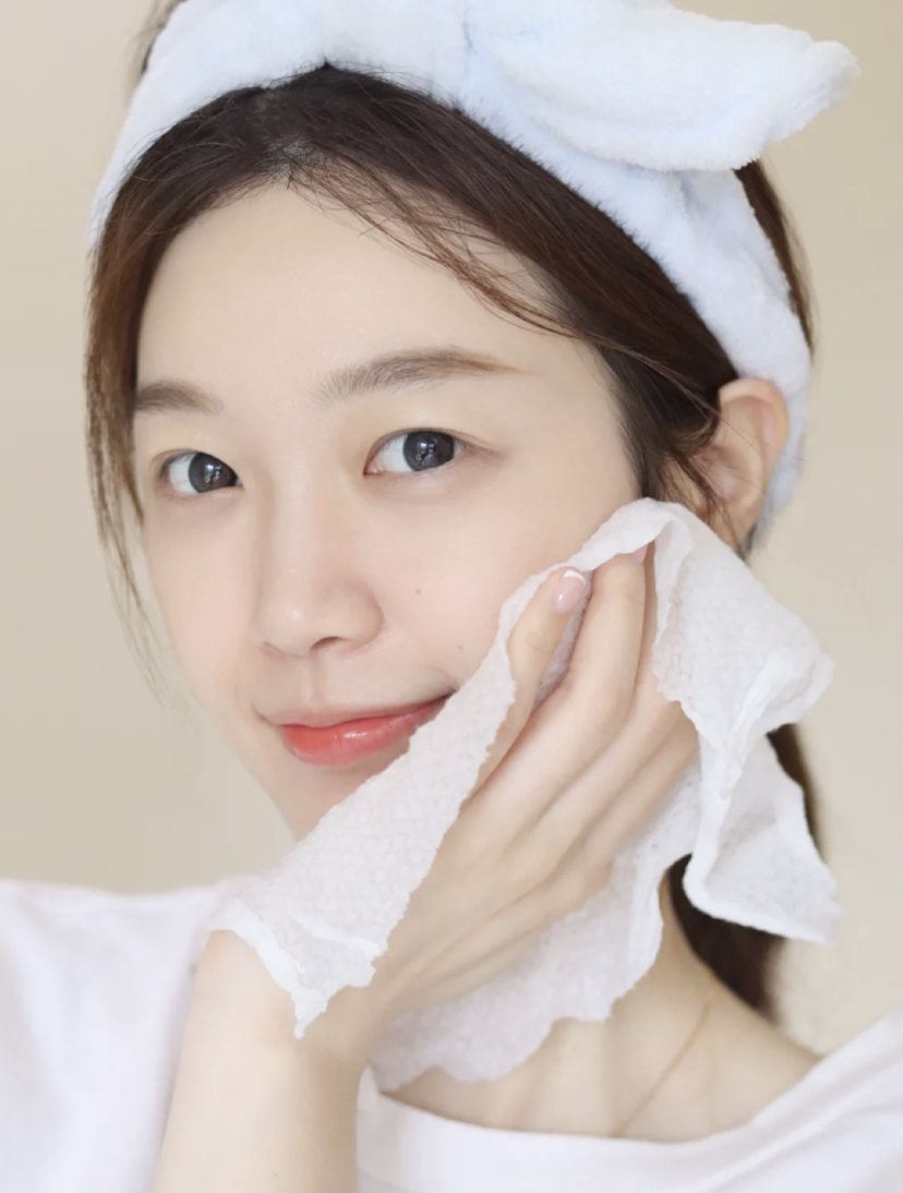 卸面部的时候要注意的是擦拭的方向,以便清洁干净毛孔!