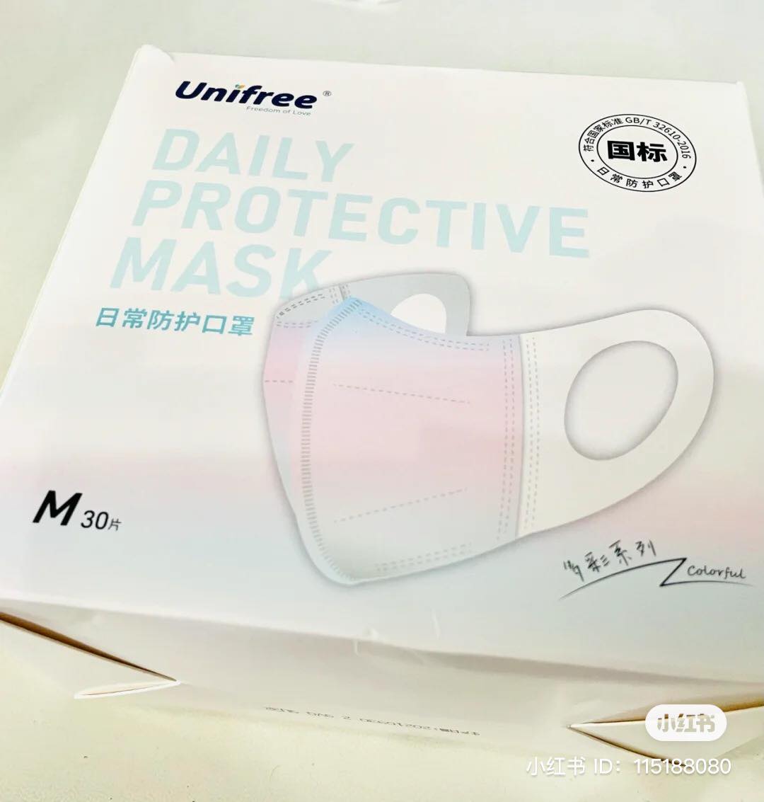 最近，在小红书掀起购买潮的 Unifree「天空渐变粉蓝」口罩也晋升为女孩们的新欢。