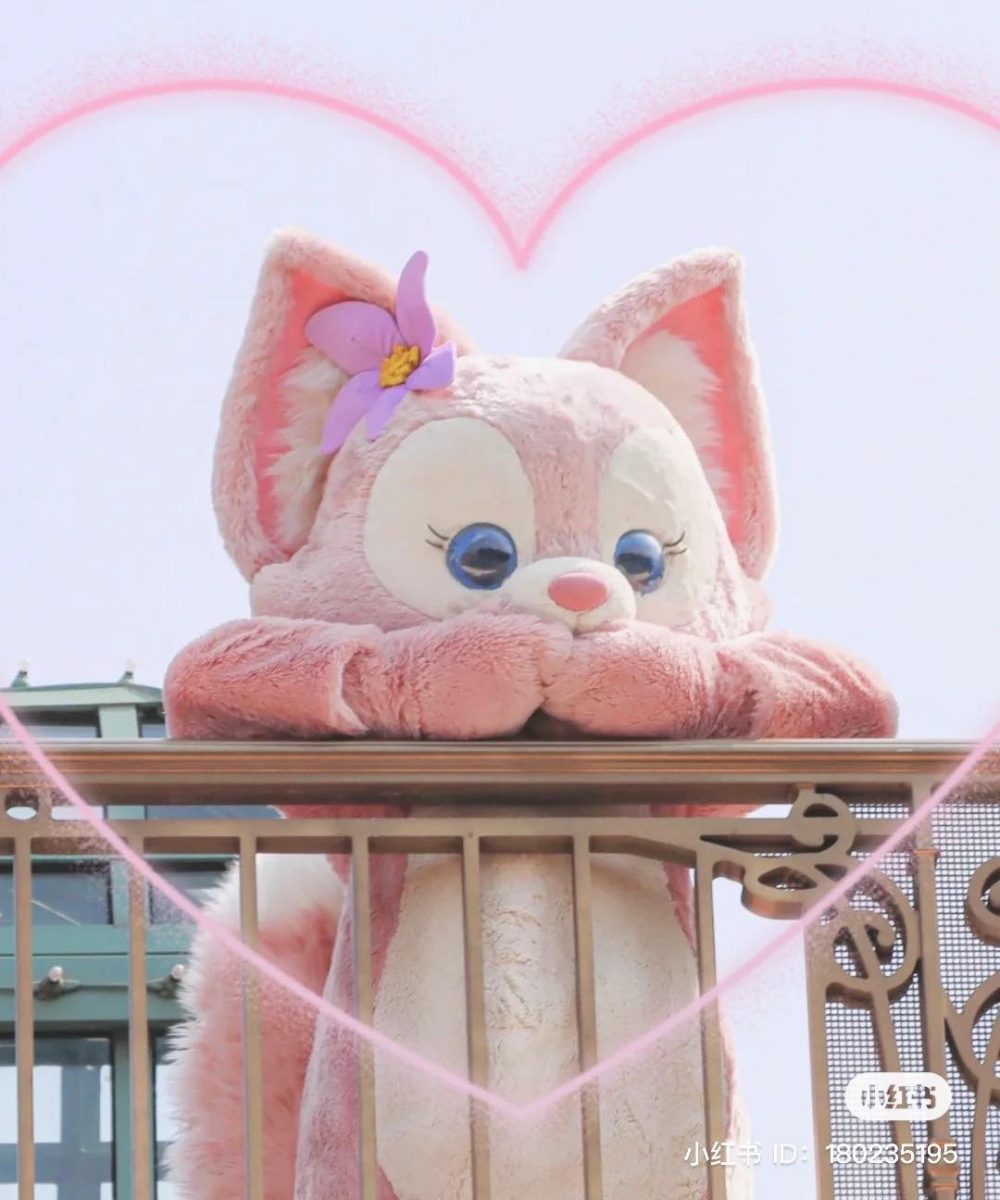 近日迪士尼宣布达菲家族(Duffy & Friends)迎来第7位新朋友,一起来感受一波「LinaBell玲娜贝儿粉红小狐狸」的超萌暴击吧!