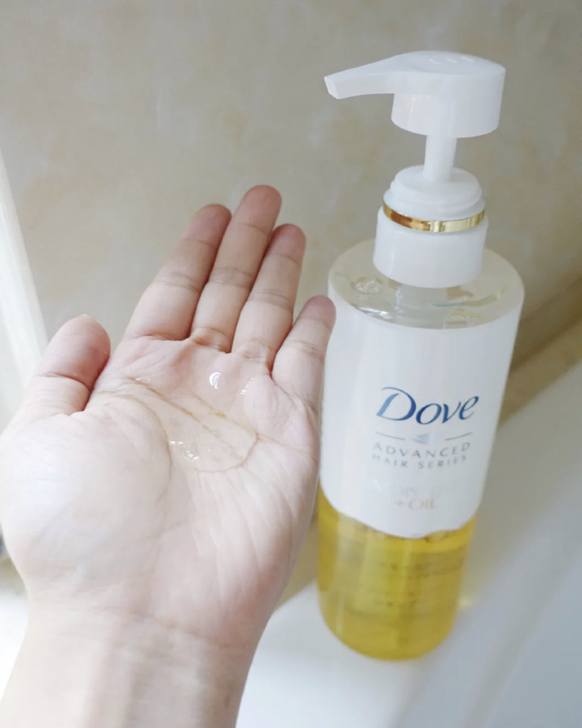 添加了保湿的角鲨湾以及多种精油成分，让头发滋润又能洗出轻盈空气感