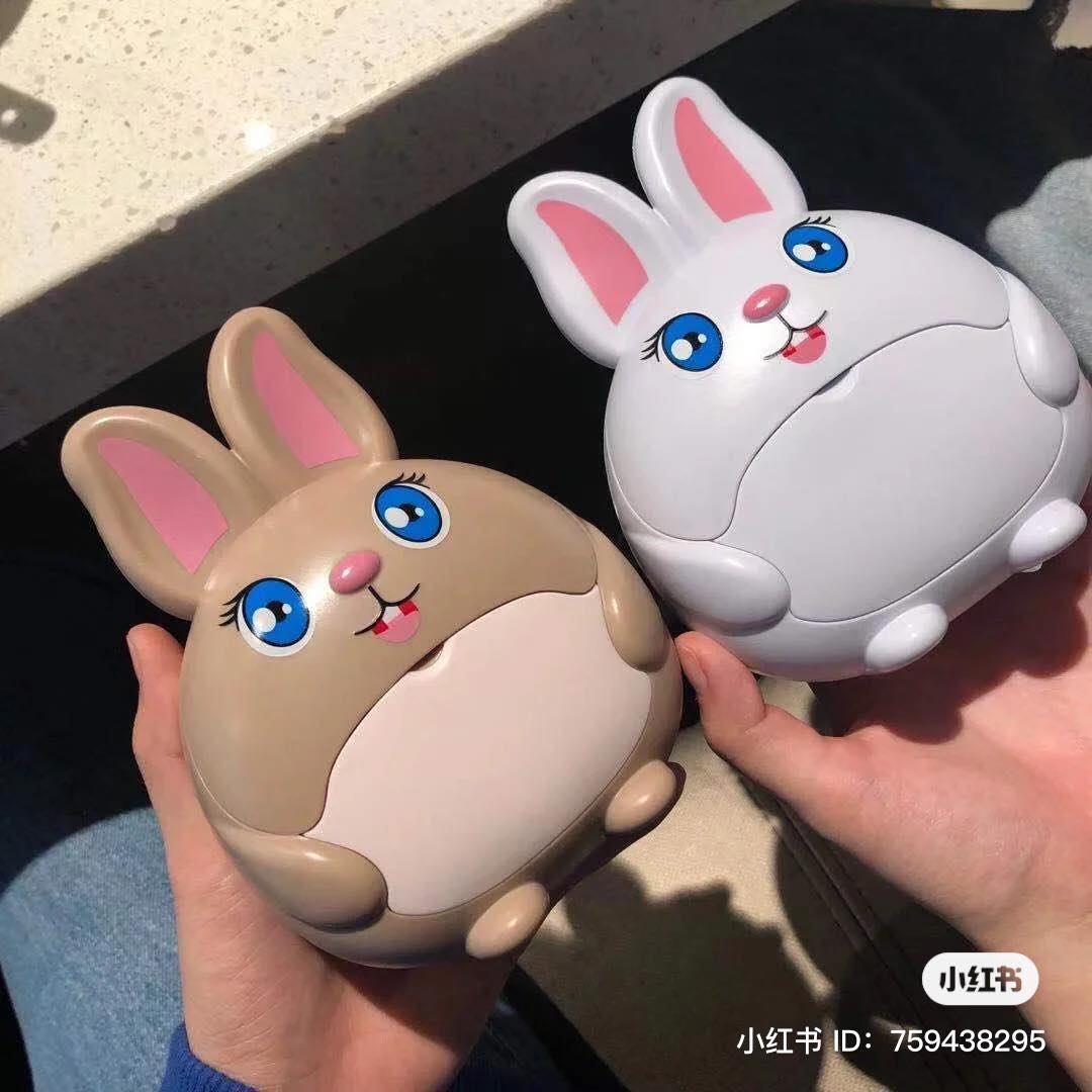 以迷你的 3D 兔子造型打造,囧囧的大眼睛搭配耸立耳朵,神还原兔子该有的可爱模样,简直太可了