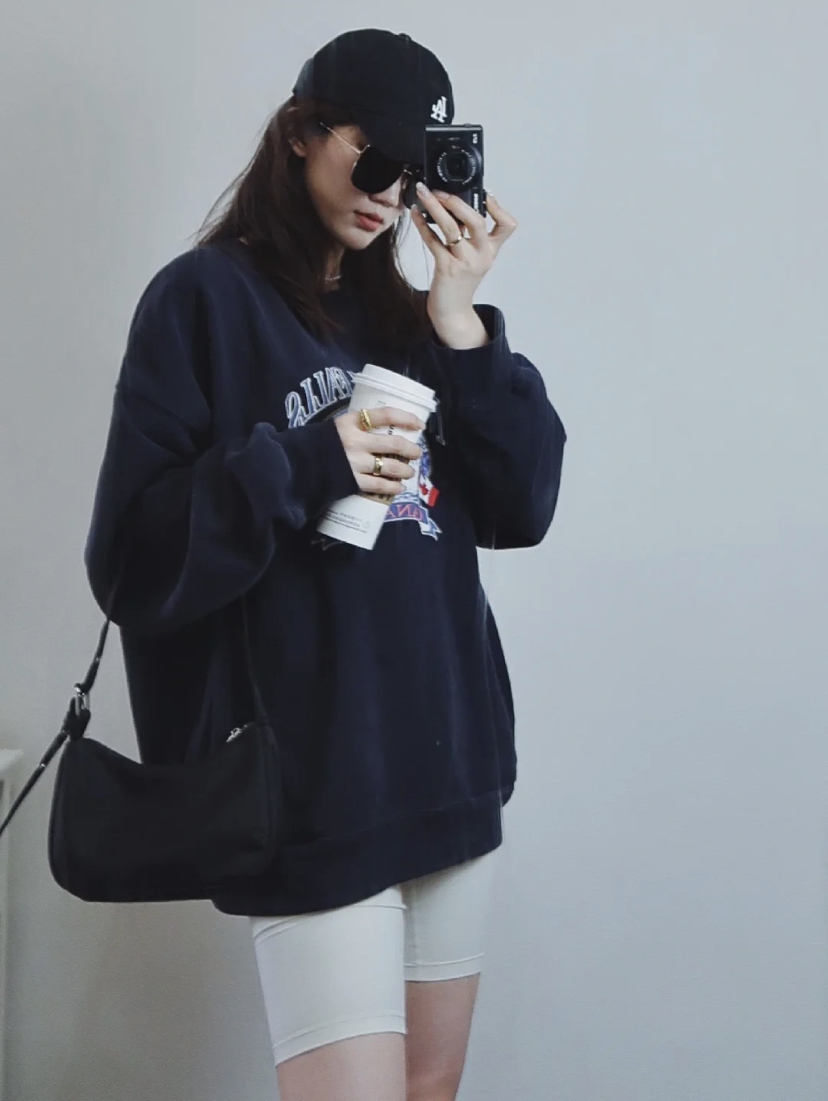 另外再配上一个鸭舌帽看起来就更有街头时尚风了!