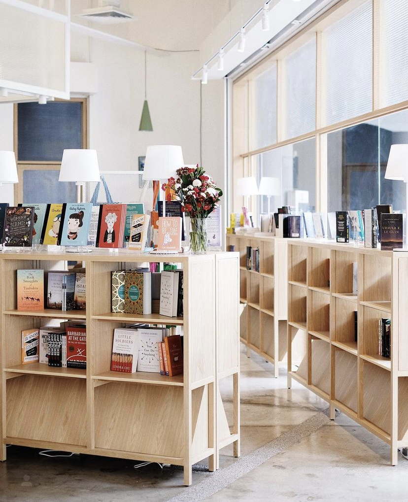 这家店以温暖的木质调风格为主，店里的环境非常有质感也让人感到舒适