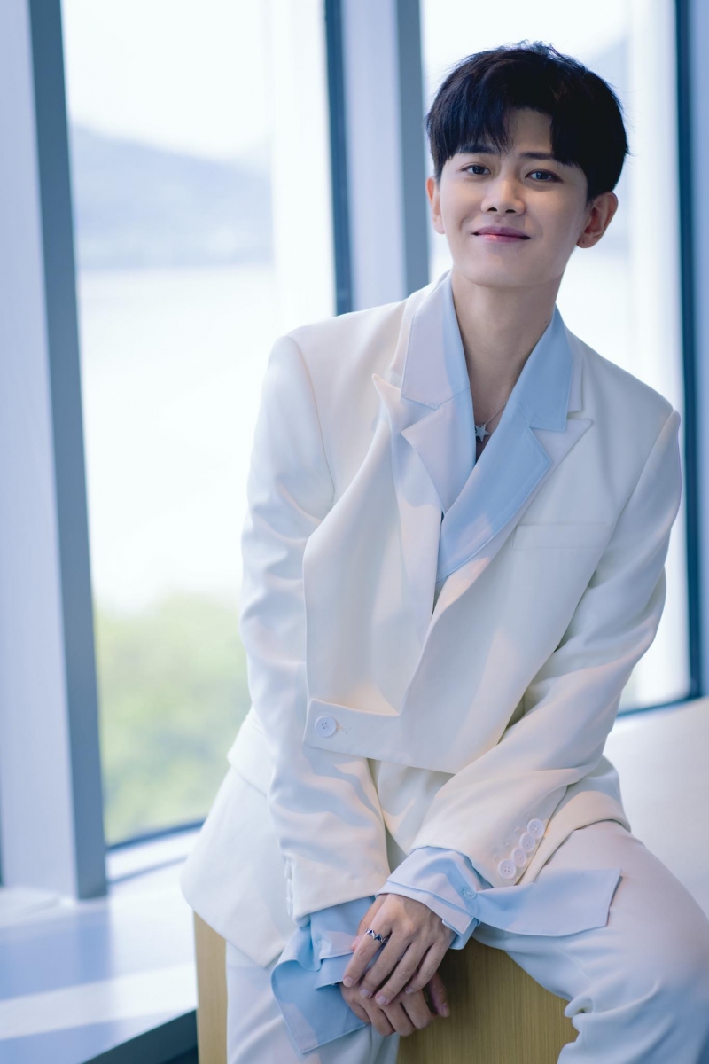 任嘉伦真名「任国超」，据悉是热爱武术和体育的父亲为他取的，寓意希望儿子超越任何国家的人。后来他从韩国回国发展后，经纪公司老板觉得本名太过「体育生」气质，所以改名任嘉伦重新出发。