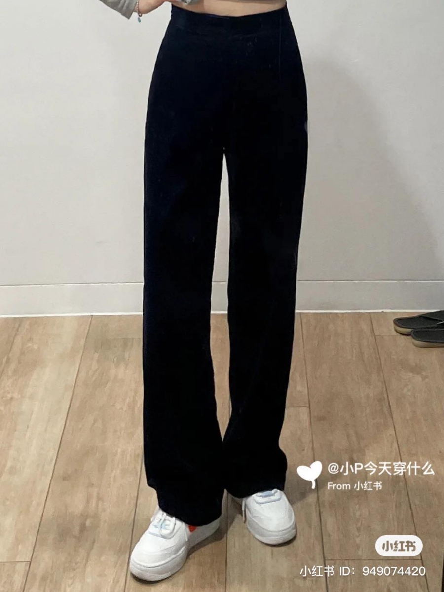 直筒阔腿的设计瞬间拉高你的身材比例,遮肉显瘦又显腿长,瞬间成为全场最 A 又 飒女孩!