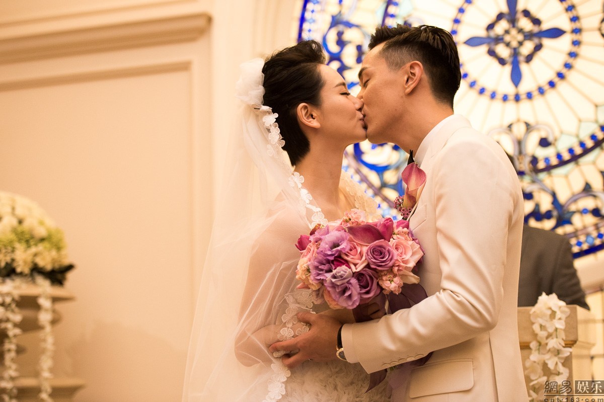 李承铉戚薇婚后隔年迎来Lucky宝宝李乐祺的诞生,结婚多年双方都零绯闻缠身,不时在微博上公开撒狗粮。 然而去年网上曾爆出一段看起来真实度颇高的「内幕爆料」,有传李承铉和戚薇婚变,已经在办理离婚手续!