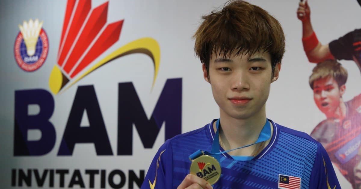 马上带大家来认识逆袭的大马00后新生代羽球男单 -- 黄智勇(Ng Tze Yong)!作为第三男单出战汤杯的他实力备受看好!13日对战加拿大选手桑科特从比分落后到后来猛烈进攻反败为胜,最终连夺3分胜出为团队拿下关键分晋级8强,赢得羽球迷们喝彩!