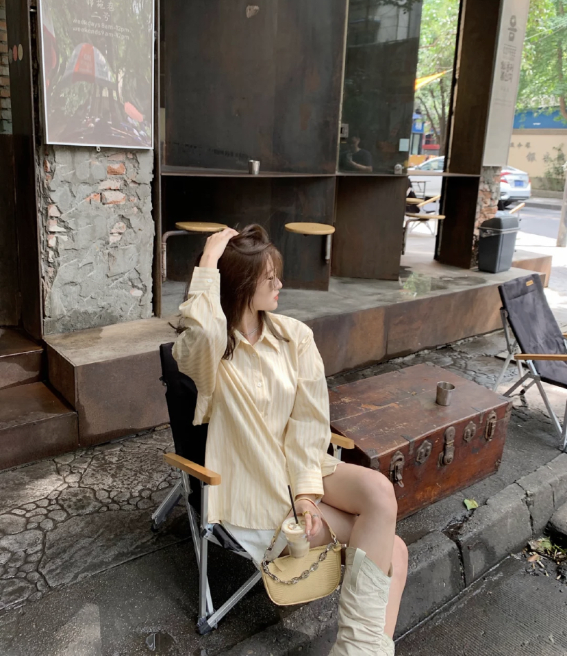 可以站得随意一些然后搭配撩头发,或者是捂嘴笑的动作