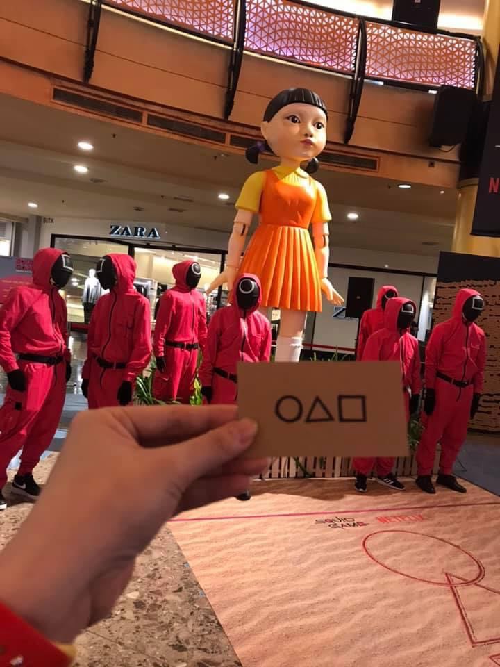 Sunway Pyramid官方专页也曝光了近距离拍摄的恐怖小女孩场景,位置就在ZARA门店外面,目测高度和2-3个成年人差不多高!