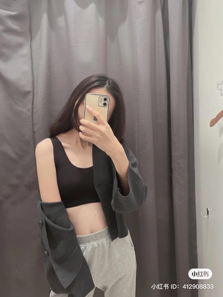 优衣库释出不久的秋季新品轻氧 BRA,以舒适透气面料打造,花瓣形的罩杯包裹性超好