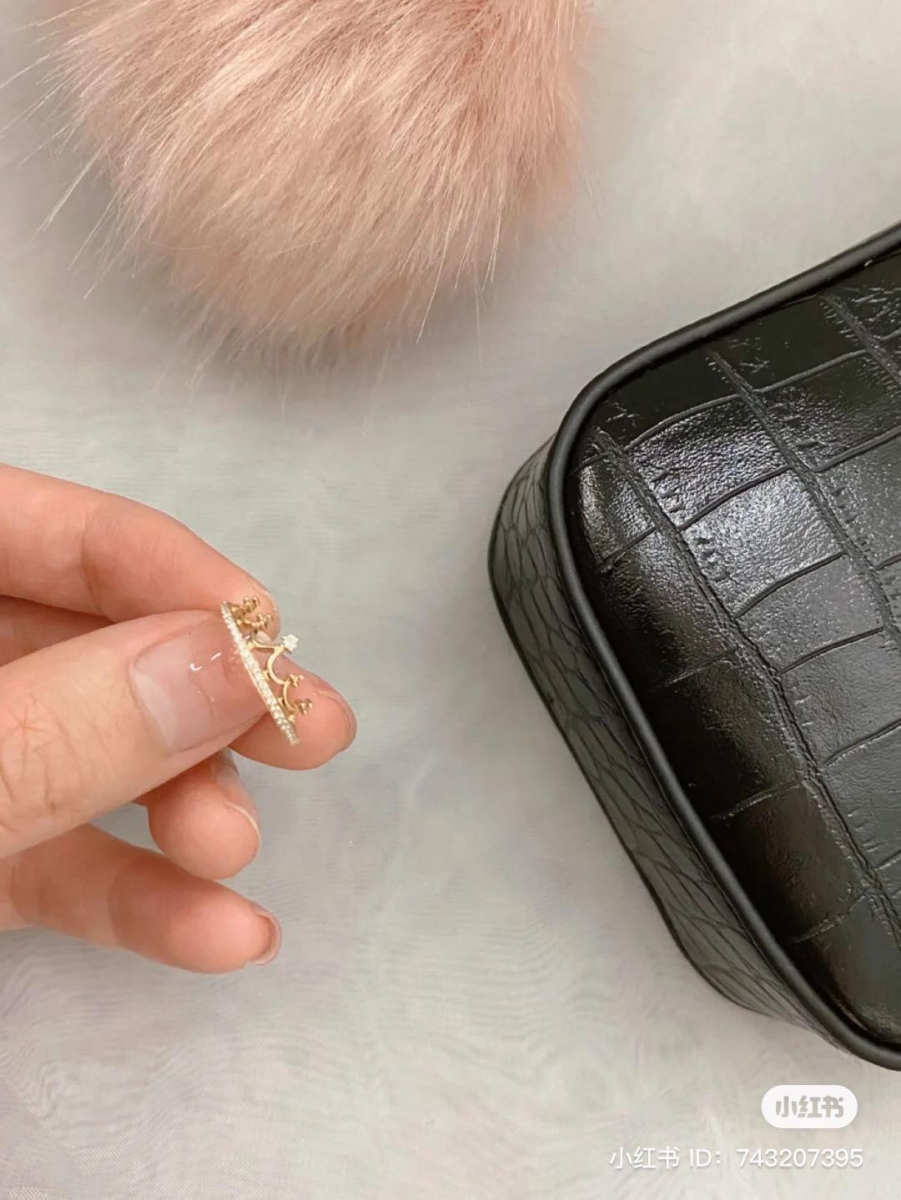 周生生. 金皇冠戒指