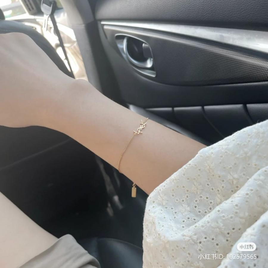 整个手链是以黄铜材质精心制作,表面镀饰优雅的亮光金属色彩,可为你的服饰增添华丽感。