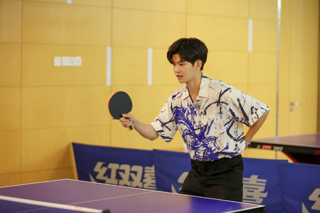 任嘉伦6岁开始被送入球队练习乒乓球,13岁那年凭借比赛中的优异表现被纳入山东省队培训,可惜还未正式入编国家队便因受伤被迫退役,离开从小就热爱的乒乓球台。