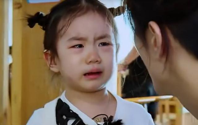 有一次活动 LUCKY 发脾气怎么哄也哄不到，于是戚薇灵机一动向李承铉撒娇「老公，我想生二胎，生了以后不要 LUCKY 了」。古灵精怪的 LUCKY 听了这句话，马上从生气的模样变成了一副委屈的样子，哭喊着「妈妈抱~~」