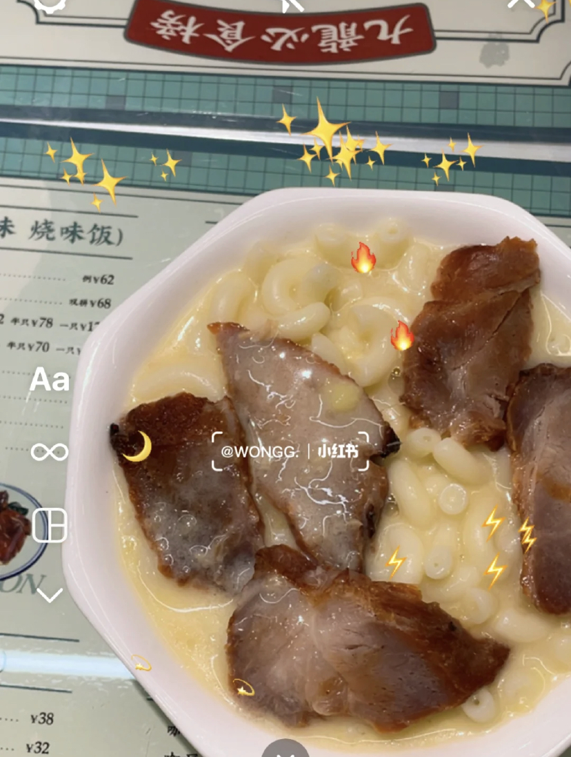 属于比较可爱的emoji特效,在拍照和录视频时会有很多贴图掉下来