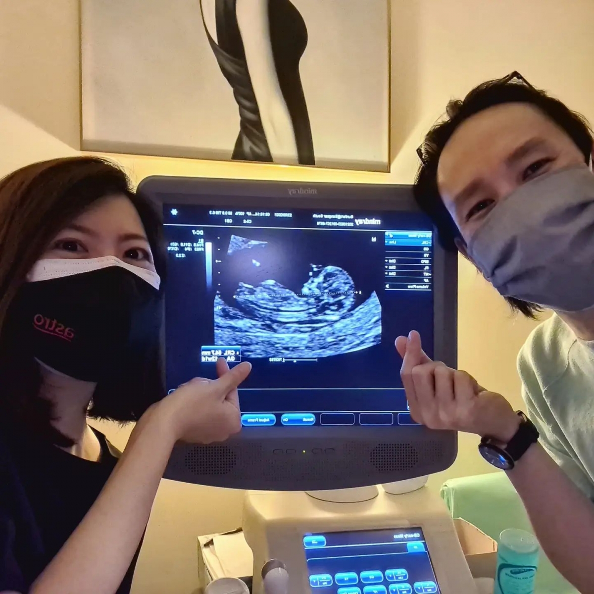 大马 ASTRO AEC 新闻主播「萧慧敏」和新加坡籍老公「许俊远」结婚 6 年,今天终于宣布「怀孕」好消息让圈内艺人朋友都忍不住送上祝贺。