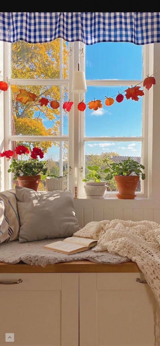 「你呀,别总是只看到自己身上的小瑕疵,然后失落自卑。你不知道的事,在别人眼里的你也闪闪发光、温柔可爱 ♥ 请放心,努力成为更好的自己,一定会一步一步,更靠近喜欢的自己。」